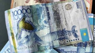 Доллар растет: Средневзвешенный курс на KASE в четверг, 1 февраля