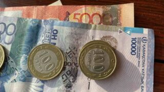 Доллар снова дешевеет: средневзвешенный курс на KASE в пятницу, 23 февраля