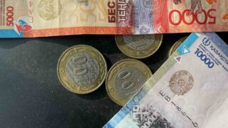 Доллар снова падает: средневзвешенный курс на KASE в среду, 14 февраля