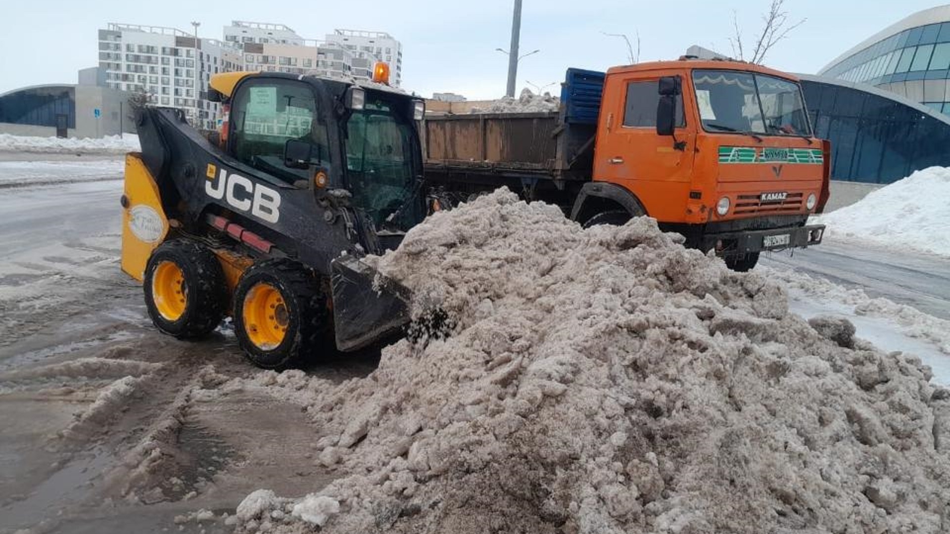 Дороги Астаны начали убирать более полутора тысяч машин