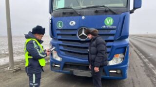 Грузовик выехал на встречную полосу и чуть не стал причиной серьезного ДТП в Атырауской области