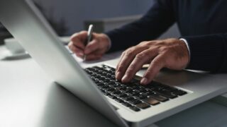 На Enbek.kz отмечено снижение числа вакансий и резюме за март 2025 года