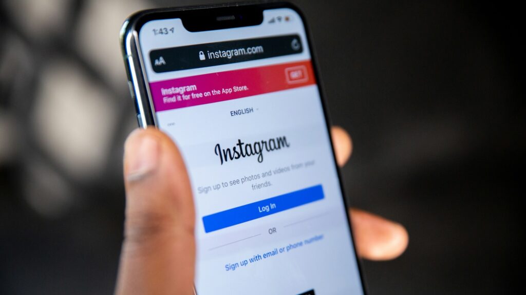 Телефон в руках человек, на котором открыто приложение Instagram
