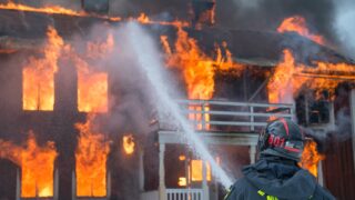 Контейнеры горели на стройке в Астане