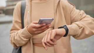 Мобильные операторы обратились к казахстанцам с информацией о переходе на единый часовой пояс