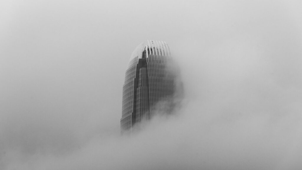 Здание в тумане