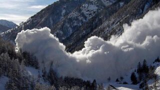 На республиканской трассе в ВКО произошел сход лавины