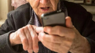 Почему мошенникам чаще удается обманывать пожилых людей?