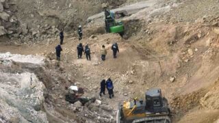 Поиск провалившихся людей с автобусом на «Майкаинзолото» временно приостановили