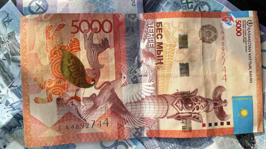 Купюры в 5000 и 10000 тенге