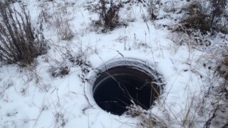 Ребенок в Экибастузе провалился в колодец по дороге в школу