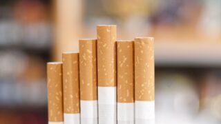 Рейтинг акций Philip Morris повышен до «Держать»