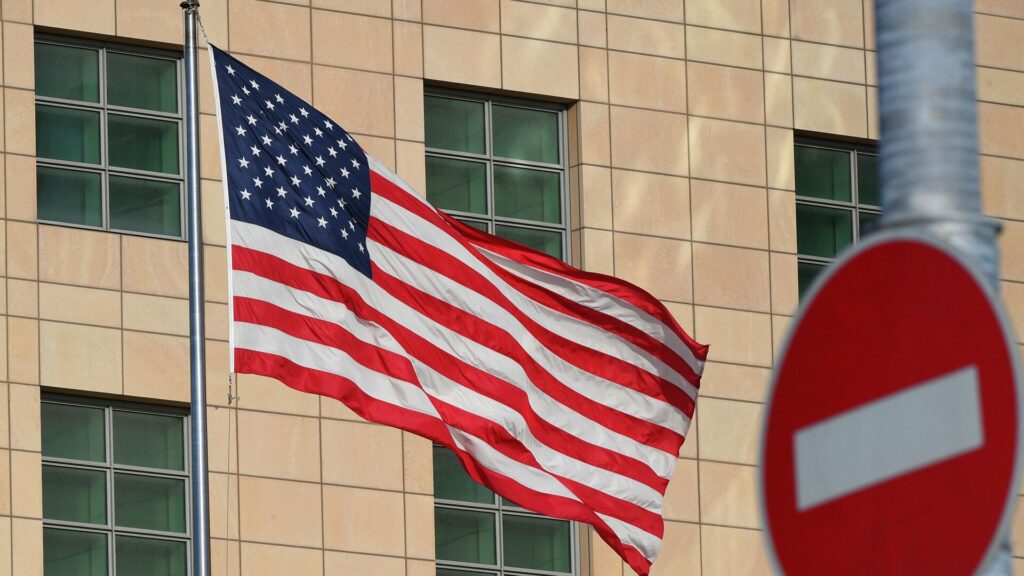 Флаг США развивается на одной из улиц в Нью-Йорке