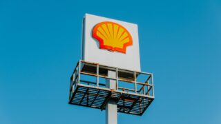 Shell отчиталась о падении прибыли на фоне отката цен на нефть и газ
