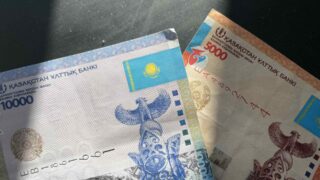 Сколько стоят доллар, евро и рубль в обменниках Казахстана и официальные курсы на 28 февраля