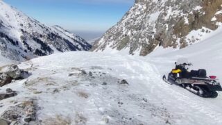 Снежные лавины перекрыли туристические маршруты около Алматы