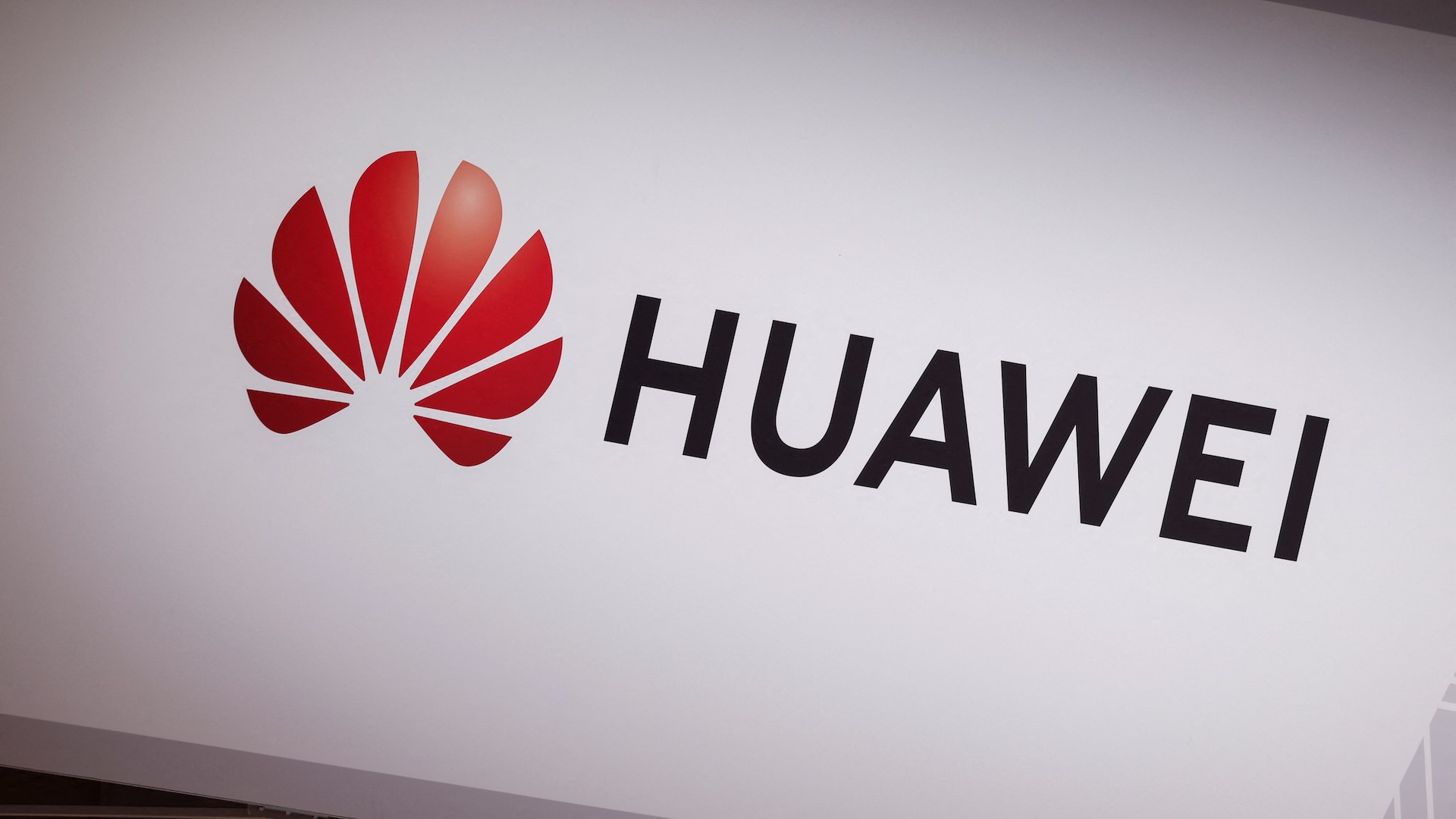 Спрос на чипы ИИ вынудил Huawei замедлить производство смартфонов