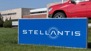 Stellantis опровергает планы слияния после отчета Renault
