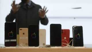 Темнокожего американца не остановила полиция при ограблении магазина с iPhone