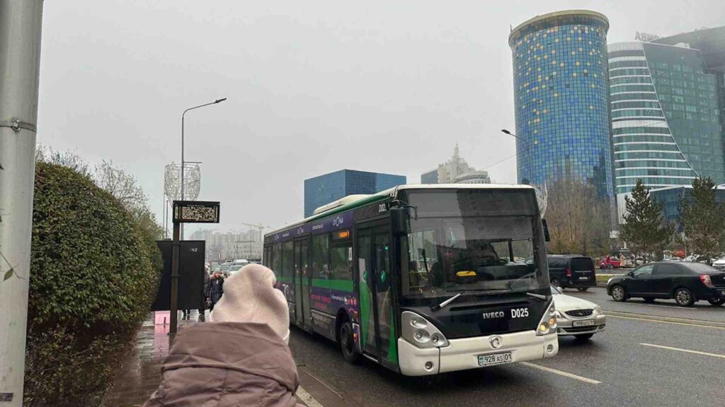 В Астане приняли решение продлить до 30 дней срок активации карты общественного транспорта