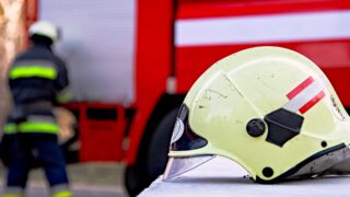 В Астане загорелась крыша частного жилого дома