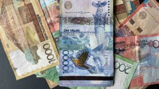 На KASE доллар в 11:00 продавался выше отметки в 447 тенге