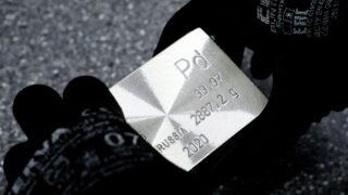 Впервые с 2018 года паладий стал дешевле платины