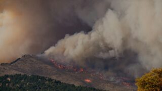 Вулкан начал извергаться рядом со столицей Исландии