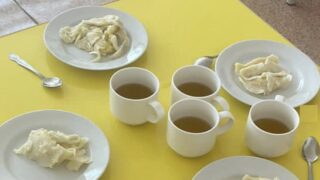 «Лепили ли вареники ногами?» Казахстанцы обсуждают обед в детском центре