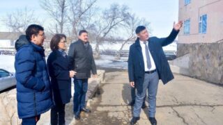 Акмарал Альназарова проверила стройку медицинских объектов в Акмолинской области