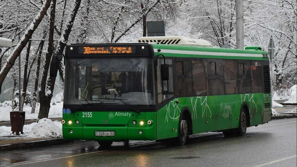 Автобус с пассажирами попал в дорожно-транспортное происшествие в Алматы