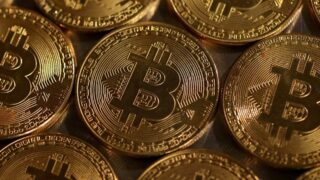 Биткоин падает на 5%, «альткоины» растут