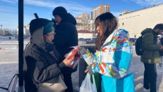 День благодарности: сладкие подарки от столичной молодежи