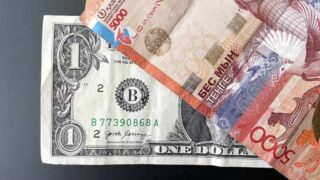 Доллар подорожал по отношению к тенге в начале недели