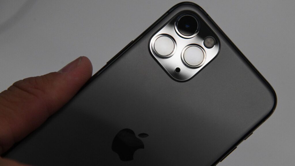 Человек держит Apple iPhone в руках