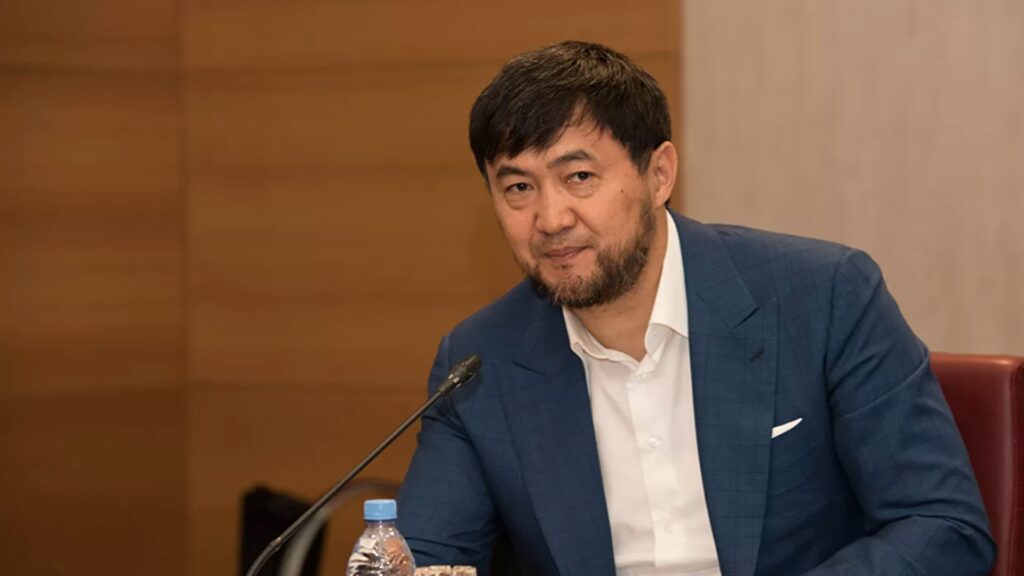 Кайрат Сатыбалды рассказывает что-то