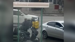 Конфликт между курьером и мужчиной попал на видео в Актау