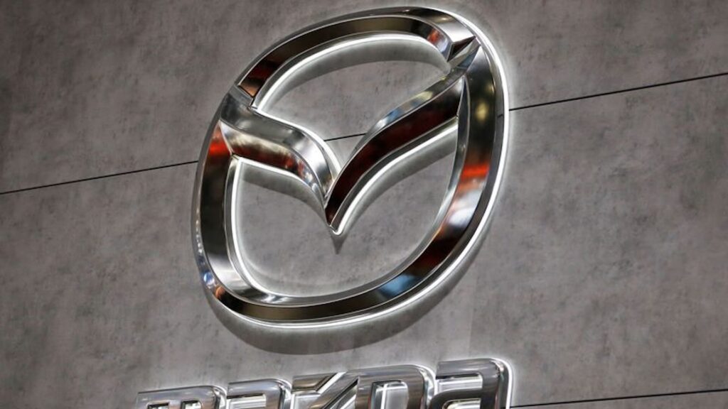 Логотип Mazda на 89-м Женевском международном автосалоне в Женеве, Швейцария.