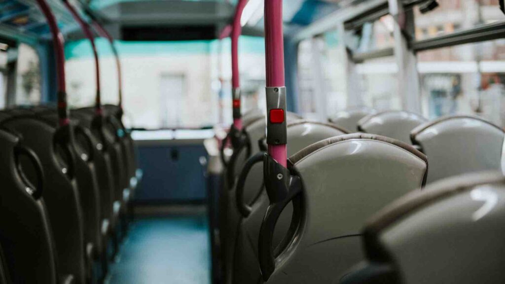 На одной из трасс в области Улытау в грязи застрял автобус с детьми