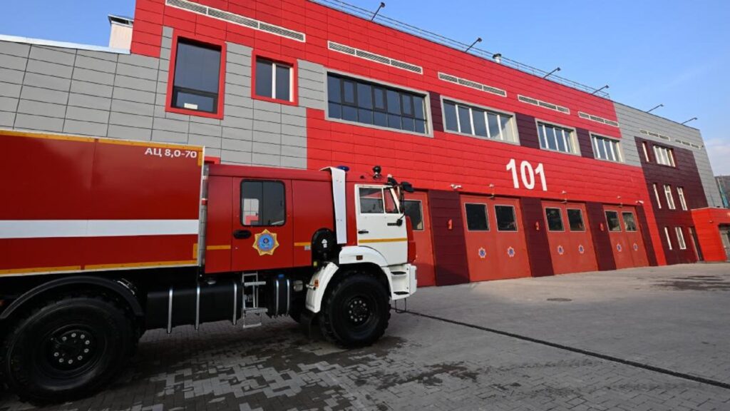 Пожарная машина стоит у пожарной части