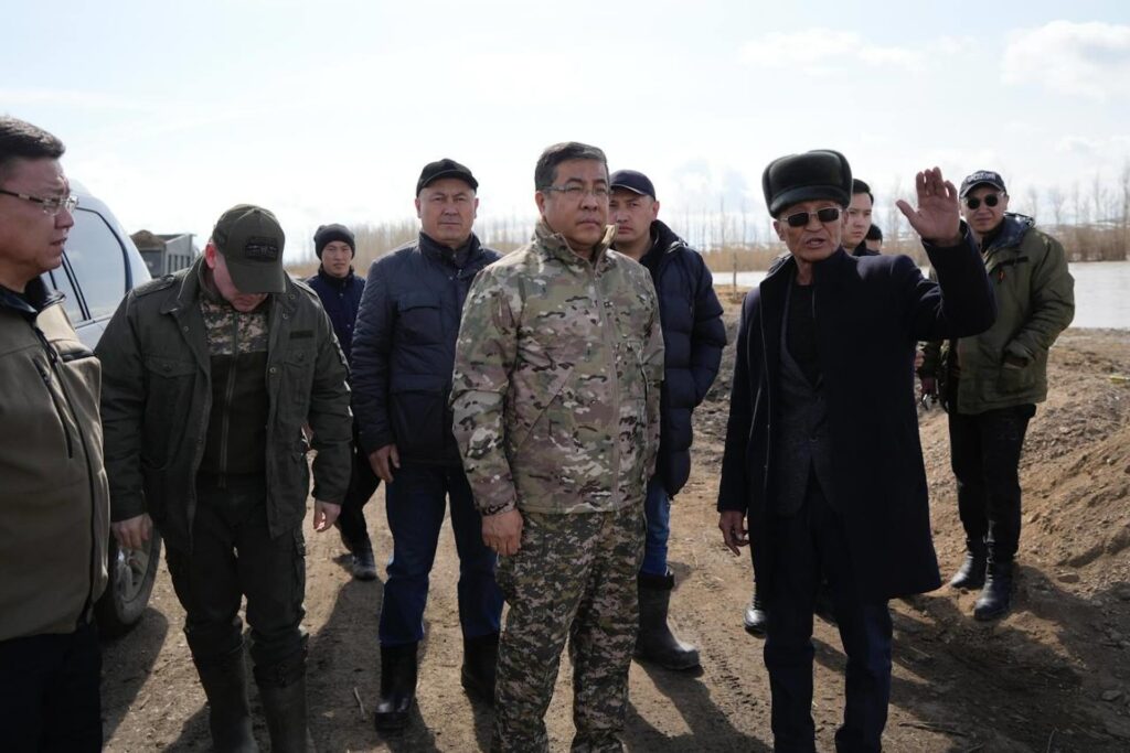 Аким области осматривает паводковую область