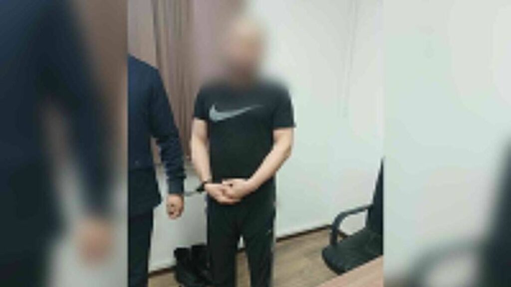 Задержанный иностранец в наручниках