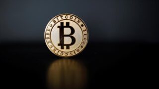 Биткойн держится у отметки в $70 тысяч, поскольку сильный доллар сдерживает рост