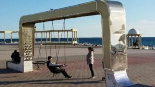 С набережной в Актау исчезли качели стоимостью 4,5 миллиона тенге