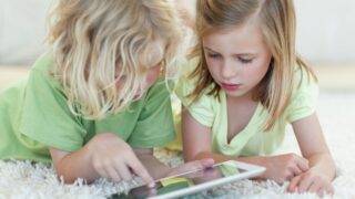 Сколько времени можно детям играть на смартфоне? 