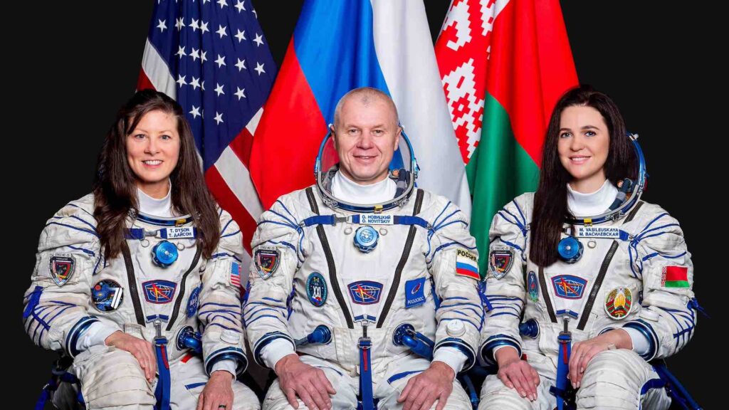 Астронавт NASA Трейси Дайсон, российский космонавт Олег Новицкий и первая женщина-космонавт из Беларуси Марина Василевская