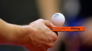 Столы для пинг-понга установлены на берегу Каспия