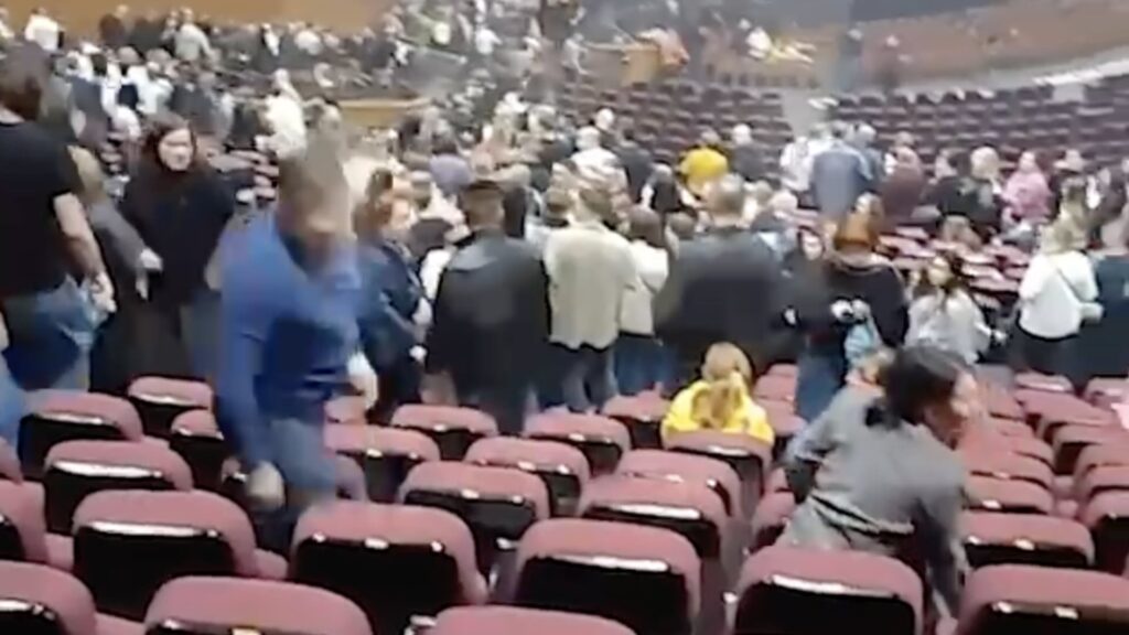 Концертный зал в Крокус Сити Холле, где произошла стрельба. Люди в панике