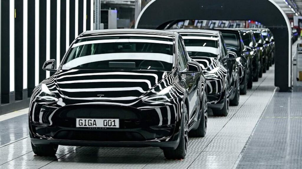 Фото: Reuters. Автомобили Model Y на фото во время церемонии открытия нового завода Tesla Gigafactory по производству электромобилей в Грюнхайде, Германия