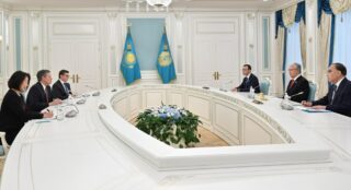 Токаев принял американского сенатора Стива Дэйнса
